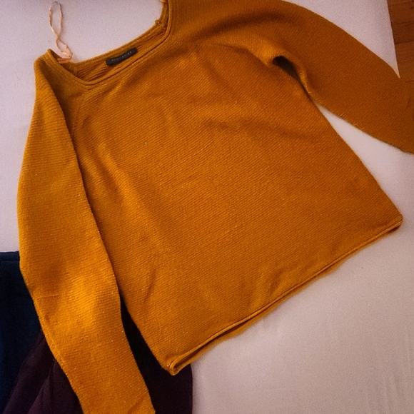 Gold shirt SMALL - Picture 4 of 4